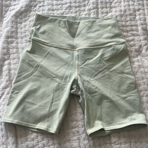 alo bike shorts in buttercup